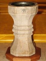 Taufbrunnen in der Pfarrkirche St. Peter und Paul in Halverde Historischer steinerner Taufbrunnen in der Pfarrkirche St. Peter und Paul in Halverde