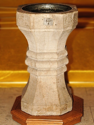 Historischer steinerner Taufbrunnen in der Pfarrkirche St. Peter und Paul in Halverde