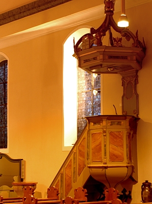 Historische Kanzel mit reich verziertem Schalldeckel in der Pfarrkirche St. Peter und Paul in Halverde