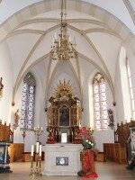 Geschmückter Hochaltar in der St. Georg Kirche