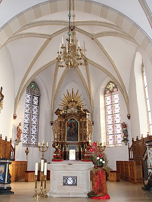 Geschmückter Hochaltar in der St. Georg Kirche