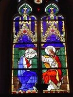 Buntes Kirchenfenster in der St.-Georg-Kirche Hopsten mit biblischer Darstellung