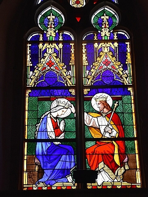 Buntes Kirchenfenster in der St.-Georg-Kirche Hopsten mit biblischer Darstellung