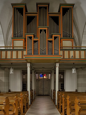 Orgel der St.-Georg-Kirche in Hopsten mit Pfeifenprospekt über dem Eingangsbereich