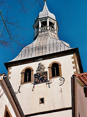 Historischer Kirchturm St. Georg Hopsten mit Uhr und barocker Turmhaube vor blauem Himmel