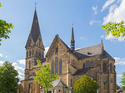 Außenansicht der Kirche St. Agatha in Mettingen mit Kirchturm und Vorplatz
