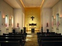 Kapelle im St. Elisabeth Hospital – Innenraum mit Altar Innenraum der Kapelle im St. Elisabeth Hospital mit Blick auf den Altar, das goldene Rückwandkreuz und die Kirchenbänke