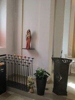 Kapelle im St. Elisabeth Hospital – Altarbereich Kapelle im St. Elisabeth Hospital mit Ambo, Statue, Altar und farbigem Fenster