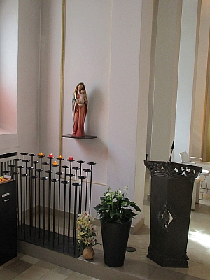 Kapelle im St. Elisabeth Hospital mit Ambo, Statue, Altar und farbigem Fenster