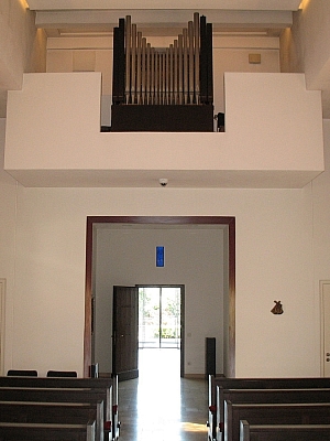 Innenraum der Kapelle im St. Elisabeth Hospital mit Blick auf die Orgel und Empore