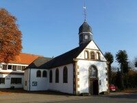 St.-Anna-Wallfahrtskirche in Hopsten – Außenansicht Außenansicht der St.-Anna-Wallfahrtskirche in Hopsten mit weißer Fassade und kleinem Turm