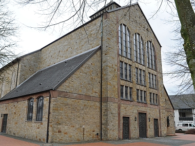 Außenansicht der Pfarrkirche St. Dionysius in Recke in Natursteinfassade