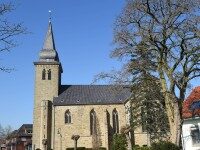 Pfarrkirche St. Philippus und Jacobus in Steinbeck – Außenansicht Außenansicht der Pfarrkirche St. Philippus und Jacobus in Steinbeck mit Turm und Sandsteinfassade.