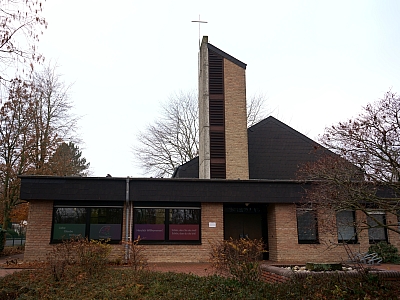 Außenansicht der katholischen Kirche St. Franziskus in Wersen mit Turm und Vorplatz