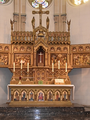 Hochaltar der katholischen Kirche St. Agatha in Mettingen mit reich verziertem Schnitzwerk