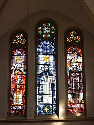 Buntglasfenster in der Kirche St. Agatha in Mettingen mit Darstellungen der Heiligen Ignatius, Dominikus und Franziskus