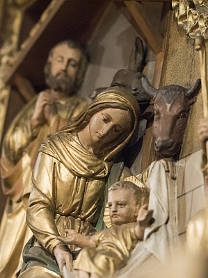 Detailansicht der Krippendarstellung mit Maria, Josef, dem Jesuskind und Tieren im Hochaltar der Kirche St. Agatha in Mettingen