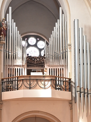 Blick auf die große Orgel mit modernen Pfeifen im Rückraum der Kirche St. Agatha in Mettingen