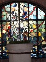 Buntglasfenster mit Taufbecken in der Pfarrkirche St. Mariä Himmelfahrt Schlickelde Buntglasfenster mit Taubendarstellung und Taufbecken in der Pfarrkirche St. Mariä Himmelfahrt Schlickelde