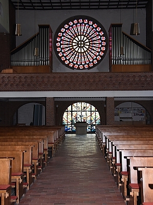 Mittelgang der Pfarrkirche St. Mariä Himmelfahrt Schlickelde mit Orgel und großem Rosettenfenster