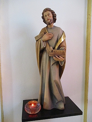 Statue eines Heiligen mit Kerze in der Kapelle des St. Elisabeth-Hospitals