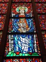 Buntglasfenster der Pfarrkirche St. Dionysius in Recke Farbiges Glasfenster mit Darstellung der Gottesmutter Maria mit Kind in der Pfarrkirche St. Dionysius in Recke