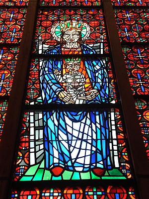 Farbiges Glasfenster mit Darstellung der Gottesmutter Maria mit Kind in der Pfarrkirche St. Dionysius in Recke