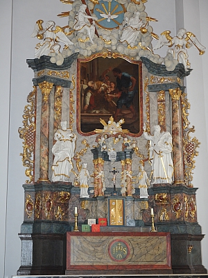 Barocker Hochaltar mit goldenen Verzierungen und Heiligenfiguren in der Pfarrkirche St. Dionysius in Recke