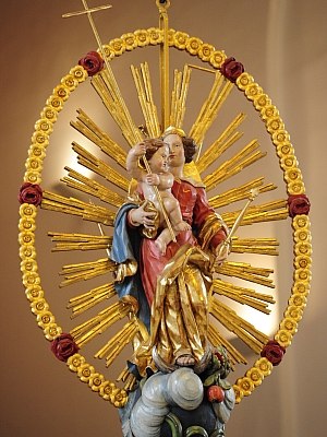 Vergoldete Madonnenfigur mit Jesuskind, von Strahlenkranz und Rosen umgeben, in der Pfarrkirche St. Dionysius in Recke