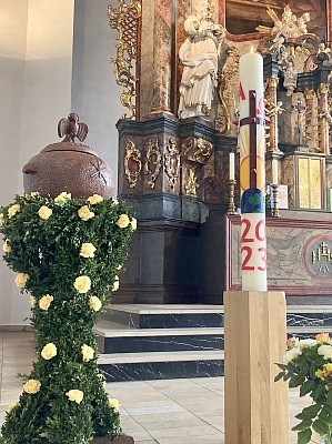 Festlich geschmückter Altar mit Osterkerze, Blumenschmuck und Kelch zur Goldhochzeit in der Pfarrkirche St. Dionysius in Recke