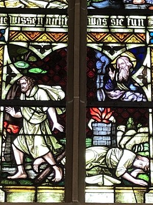 Historisches Buntglasfenster in der Pfarrkirche St. Philippus und Jacobus in Steinbeck mit biblischen Szenen und der Inschrift 