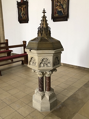 Steinernes Taufbecken mit kunstvollem Deckel in der Pfarrkirche St. Philippus und Jacobus in Steinbeck