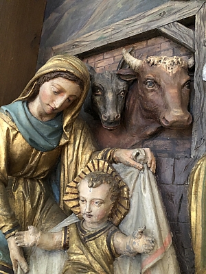 Maria mit dem Jesuskind sowie Ochs und Esel – Krippenszene in der Pfarrkirche St. Philippus und Jacobus in Steinbeck