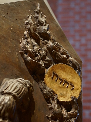 Bronzerelief mit dem hebräischen Gottesnamen JHWH in der Pfarrkirche St. Margaretha in Westerkappeln