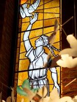 Glasfenster mit Taube in der Pfarrkirche St. Margaretha in Westerkappeln Glasfenster in der Pfarrkirche St. Margaretha in Westerkappeln mit Frauengestalt, die eine Taube in den Himmel entlässt – Symbol für Frieden und den Heiligen Geist