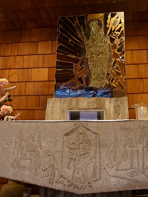Stein-Altar mit geschnitzten Reliefs und goldenem Marienmosaik im Seitenaltar der Kirche St. Hedwig in Lotte