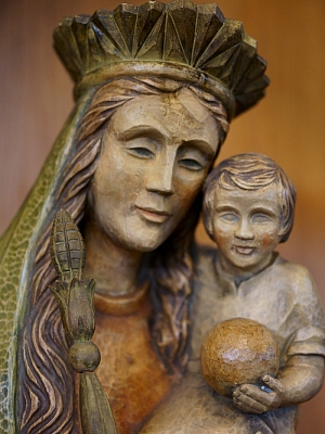 Statue der Muttergottes mit Kind in der Kirche St. Hedwig in Lotte, Maria hält eine Kornähre, das Kind eine Weltkugel