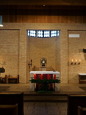 Tabernakel auf Steinsäule im Altarraum der Kirche St. Franziskus in Wersen