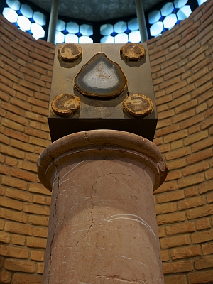 Steinskulptur mit eingelassenem Achat und runden Steinelementen auf Säule in der Kirche St. Franziskus in Wersen