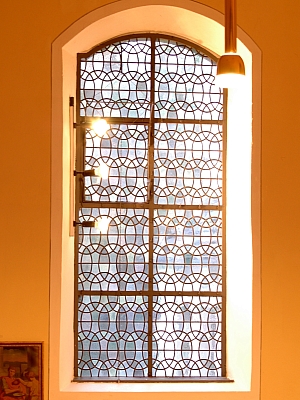 Buntes Kirchenfenster mit Heiligendarstellung in der Pfarrkirche St. Peter und Paul in Halverde