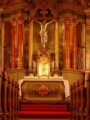Blick auf den Altar mit Kruzifix und kunstvoll gestaltetem Altaraufsatz in der Pfarrkirche St. Peter und Paul in Halverde